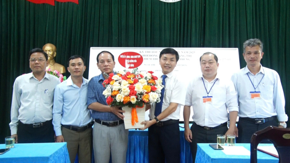 Lãnh đạo huyện đến thăm, động viên các Hội đồng thi tốt nghiệp THPT năm học 2024 - 2025 